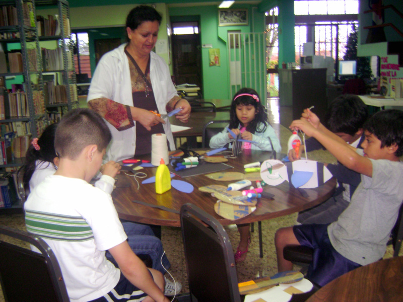 Niños participando en la hora del cuento y manualidades